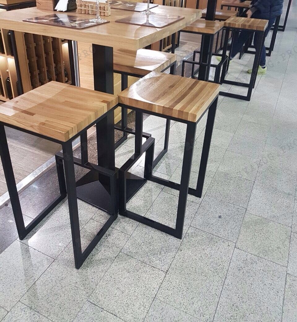 столы и стулья в ресторане